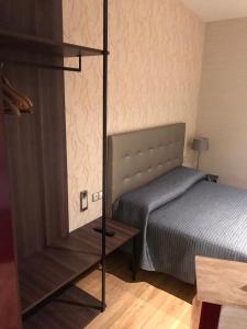 En eller flere senge i et værelse på Hostal 4C Cuatro Caminos