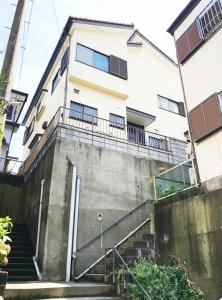 un edificio con scale di fronte di The Village House 1 a Hadano