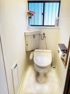 un piccolo bagno con servizi igienici e finestra di The Village House 1 a Hadano