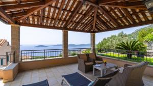 een terras met stoelen en een tafel op een balkon bij Villa Dia by Villas Guide in Dubrovnik