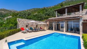 een villa met een zwembad en een huis bij Villa Dia by Villas Guide in Dubrovnik