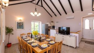 een eetkamer met een lange tafel en stoelen bij Villa Dia by Villas Guide in Dubrovnik