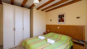 een slaapkamer met een bed en witte kasten bij Villa Dia by Villas Guide in Dubrovnik +46 foto's