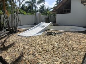 een zwembad met een plastic zeil op de bodem bij ZENARA lombok in Kuta Lombok