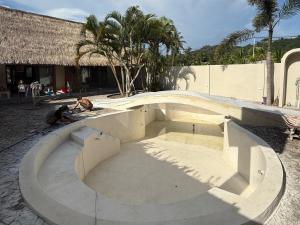 een skateboardpark met een ramp voor een gebouw bij ZENARA lombok in Kuta Lombok