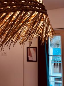 a ceiling made out of straw at Grande maison de ville MALO LEONE 250m2 pour 15 personnes proche du Puy du Fou in Mauléon