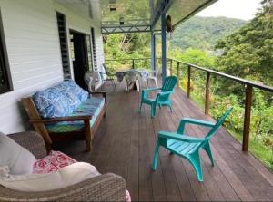 un portico con sedie, divano e tavolo di Te Fare Ninamu a Taputapuapea