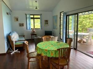 una sala da pranzo con tavolo e sedie di Te Fare Ninamu a Taputapuapea