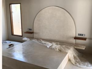 een betonnen aanrecht in een kamer met een spiegel bij ZENARA lombok in Kuta Lombok