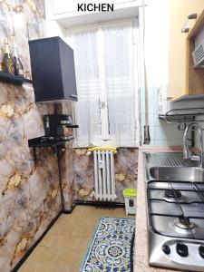 een keuken met een spoelbak en een aanrechtblad bij FARISHTAs house two bedroom apartment in Corsico