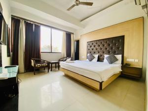 En eller flere senge i et værelse på Hotel November 1 Min from Zirakpur bus stand