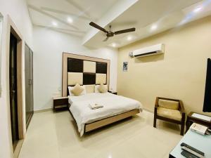 En eller flere senge i et værelse på Hotel November 1 Min from Zirakpur bus stand + 3 billeder