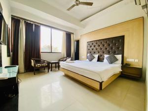 En eller flere senge i et værelse på Hotel November 1 Min from Zirakpur bus stand