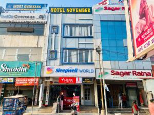 Et supermarked eller andre butikker på hotellet eller i nærheden