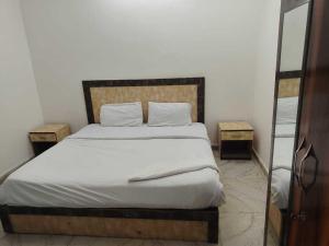 En eller flere senge i et værelse på Hotel O Vip Stay Inn