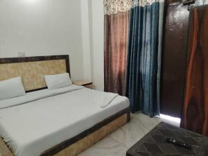 En eller flere senge i et værelse på Hotel O Vip Stay Inn