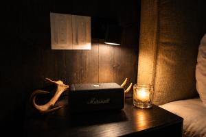 een kamer met een tafel waarop een kaars en een glas staan bij Aurora Igloo Village Ylläs Luna Suite - Hot Tub in Ylläsjärvi +12 foto's