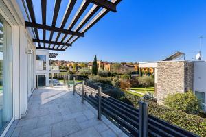 una vista dal balcone di una casa di I Tesori di Minerva by Whale Homes a Manerba del Garda