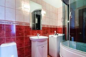 y baño con lavabo, aseo y espejo. en LEOGRAND Apartments on Kniazia Romana 26, en Leópolis
