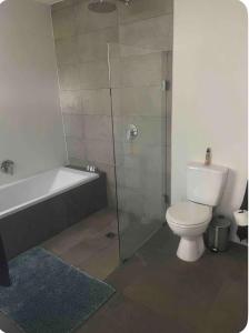 un bagno con doccia, WC e vasca di Three Waves a Ballito Altre 10 foto