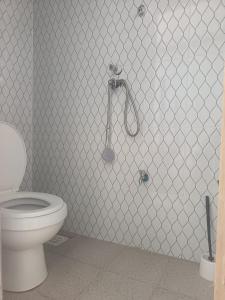 een badkamer met een toilet en een douche bij Delight motel in Ishaka