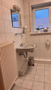 un bagno con lavandino e finestra di Haus am Heubach a Bad Staffelstein