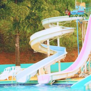 een waterglijbaan in een zwembad in een waterpark bij Old West Water Park in Santo Antônio do Pinhal