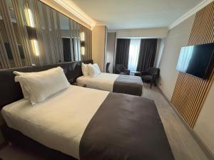 Giường trong phòng chung tại Aven Hotel