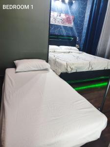 twee eenpersoonsbedden in een kamer met bij FARISHTAs house two bedroom apartment in Corsico