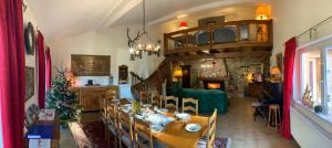 een eetkamer met een tafel en een woonkamer bij Le Wineck in Dambach