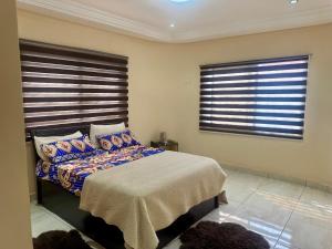 Giường trong phòng chung tại Bel homes