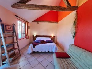 Postel nebo postele na pokoji v ubytování Chambre "l'Eglantier", Champliveau