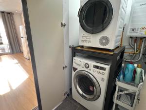 a microwave and a washing machine in a room at Miru House in Seogwipo