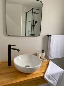 a bathroom with a white sink and a mirror at Alojamiento Baeza California 4B in Baeza