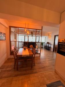 een keuken en eetkamer met een tafel en stoelen bij Central-home in Târgu Jiu