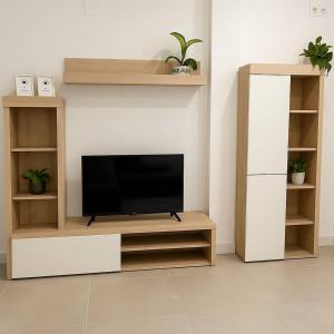 een woonkamer met een flatscreen-tv op een entertainmentcentrum bij Alojamiento Baeza California 4A in Baeza