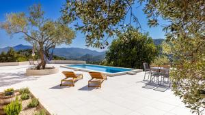 Nespecifikovaný výhled na hory nebo výhled na hory při pohledu z vily