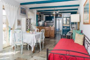 Posezení v ubytování Aegina Town the Stone House