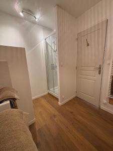 una camera con un letto e una porta in vetro di La Douce Parenthèse a Loudun