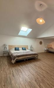 una camera con letto e lucernario di La Douce Parenthèse a Loudun Altre 5 foto