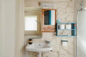 Koupelna v ubytování Aegina Town the Stone House