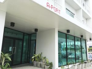 un bâtiment de bureau avec des portes en verre et des plantes en pot dans l'établissement A-Port, à Lat Krabang