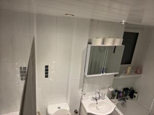 Et badeværelse på Room in Glasgow 20 mins away from city