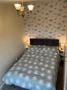 En eller flere senge i et værelse på Room in Glasgow 20 mins away from city