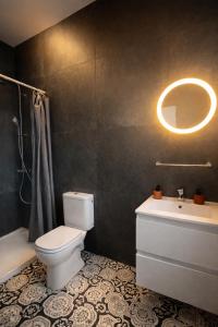 un bagno con un water, un lavandino e uno specchio di SLEEP INN - Arizona flat with cityview ad Anversa