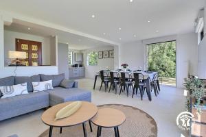 a living room with a couch and a table and chairs at Ty bayon in Belz