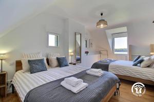 a bedroom with two beds with towels on them at Ty bayon in Belz