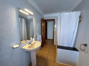 een badkamer met een wastafel en een douche bij Peluquina in Barlovento +15 foto's