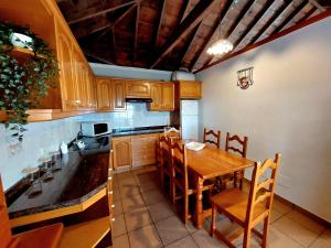 een keuken met een houten tafel en een eetkamer bij Peluquina in Barlovento