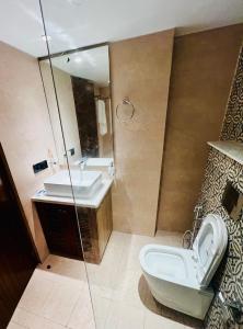 een badkamer met toilet en wastafel bij ALOHA DIVINE GANGES APARTMENTS with INFINITY POOL in Rishīkesh